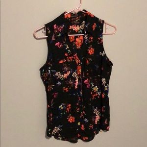 EXPRESS. Floral sleeveless, collared button up